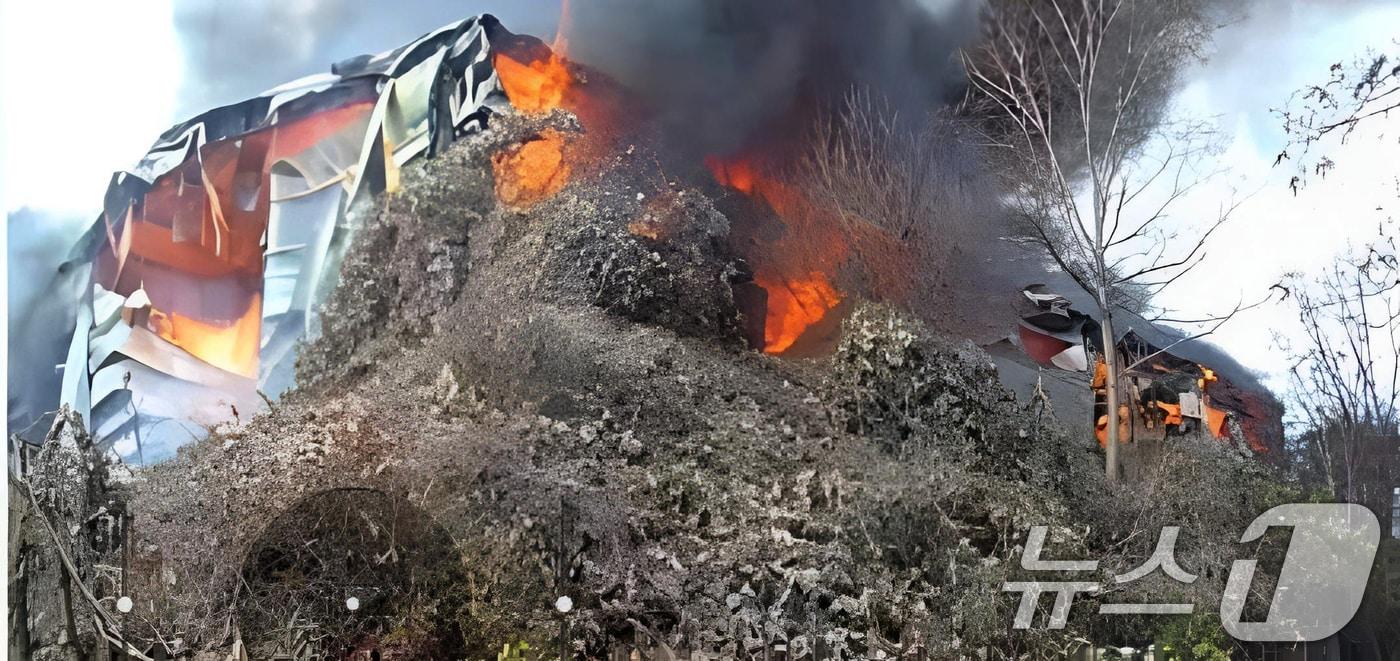 23일 오전 11시 34분께 경기 안성시 원곡면 산하리의 골판지 제조 공장에서 화재가 발생했다. (경기도소방재난본부 제공, 재판매 및 DB금지)2025.11.23/뉴스1