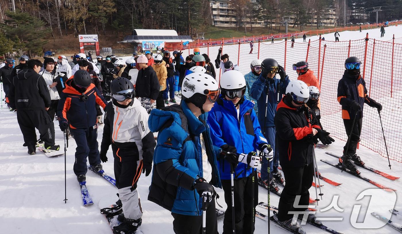 지난 23일 강원 평창군 모나용평리조트 스키장을 방문한 시민들이 리프트 앞에 줄지어 차례를 기다리고 있다. 2025.11.23/뉴스1 ⓒ News1 이호윤 기자