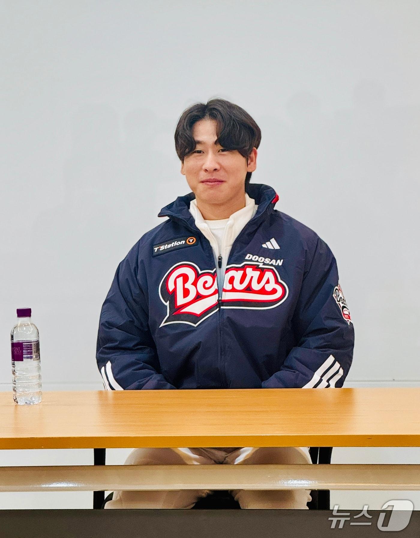 본문 이미지 - FA로 두산으로 이적한 박찬호가 취재진과 인터뷰하고 있다.2025.11.23/뉴스1 ⓒ News1 서장원 기자