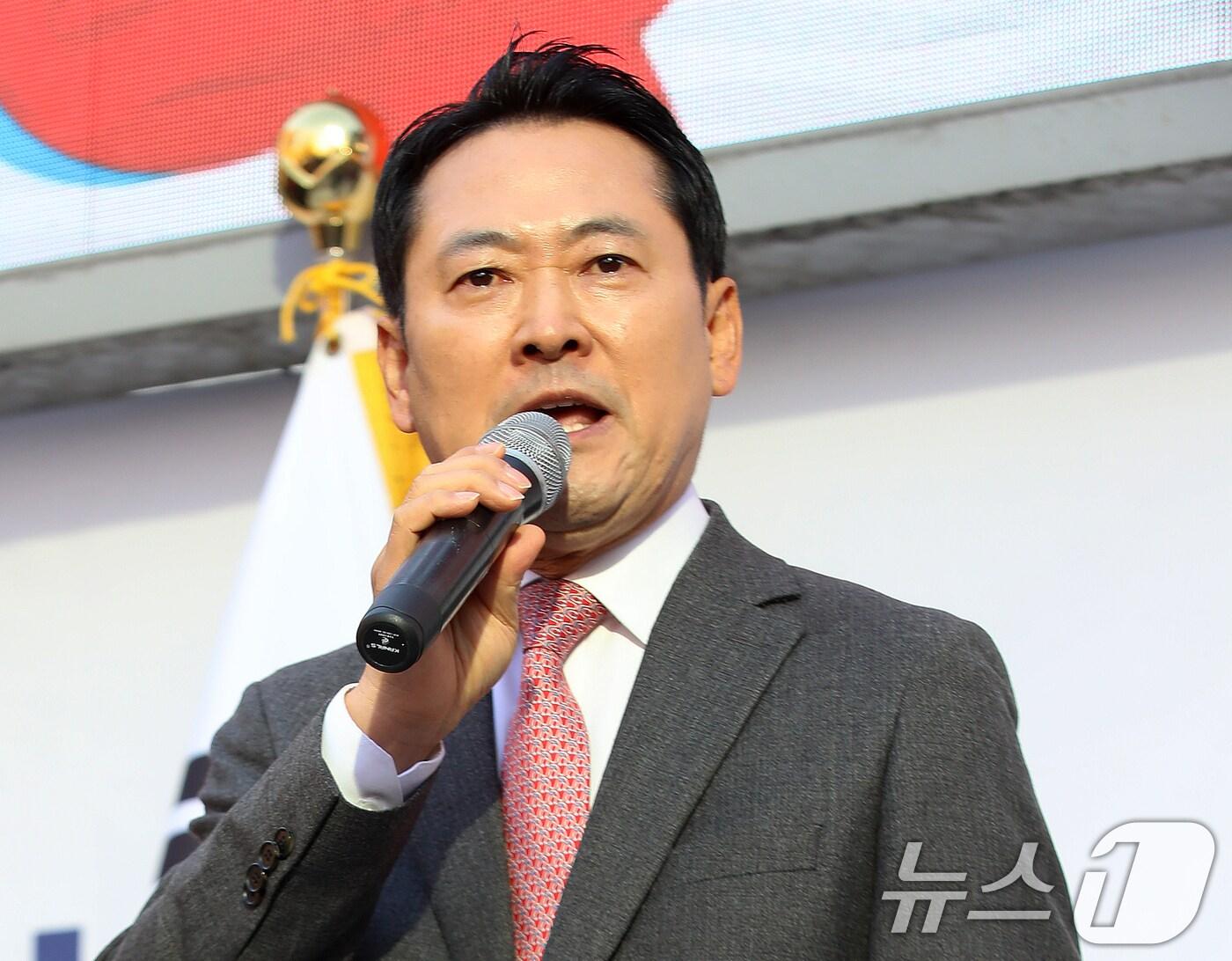 본문 이미지 - 장동혁 국민의힘 대표가 23일 오후 경남 창원 성산구 한서빌딩 앞 광장에서 열린 '민생회복 법치수호 국민대회'에 참석해 발언하고 있다. 2025.11.23/뉴스1 ⓒ News1 윤일지 기자