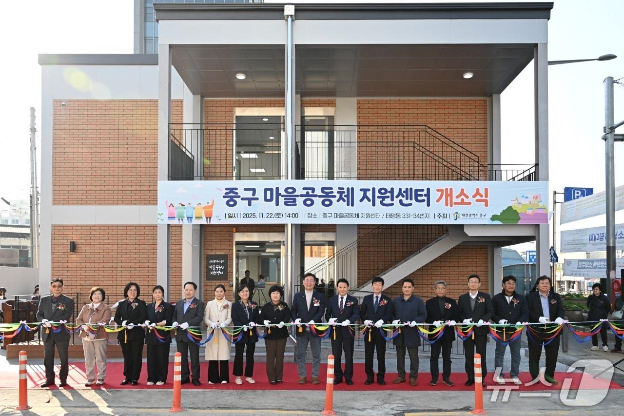 본문 이미지 - 김제선 중구청장이 중구 마을공동체 지원센터 개소식에서 테이프커팅식을 하고 있다.&#40;중구 제공. 재판매 및 DB금지&#41;/뉴스1