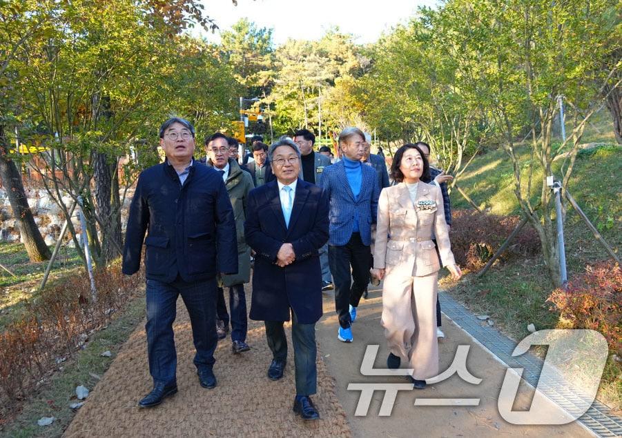 본문 이미지 - 강기정 광주시장이 21일 서구 백석산 일원에서 열린 &#39;마륵근린공원 개장식&#39;에 참여해 참석자들과 산책길을 걷고 있다.&#40;광주시 제공. 재판매 및 DB 금지&#41; ⓒ News1