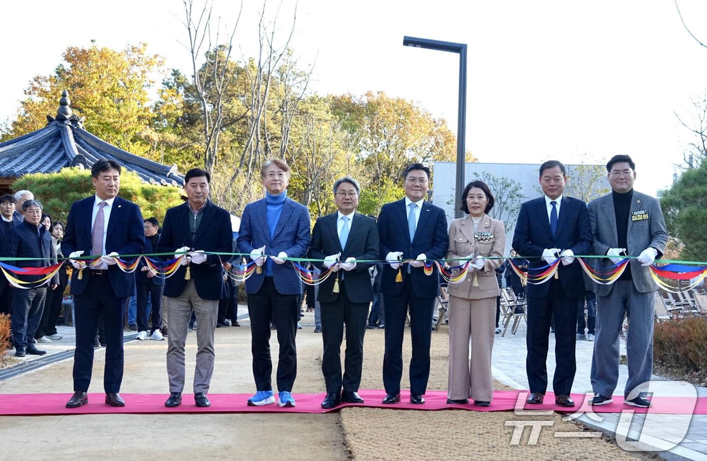 본문 이미지 - 강기정 광주시장이 21일 서구 백석산 일원에서 열린 '마륵근린공원 개장식'에 참여해 참석자들과 테이프 커팅식을 하고 있다.(광주시 제공. 재판매 및 DB 금지) 