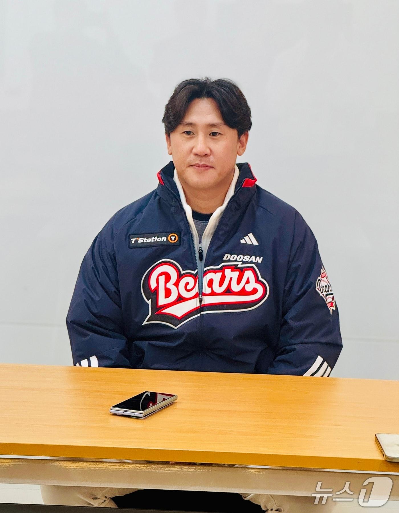 본문 이미지 - 2차 드래프트로 두산에 복귀한 이용찬이 23일 취재진과 인터뷰하고 있다.2025.11.23/뉴스1 ⓒ News1 서장원 기자