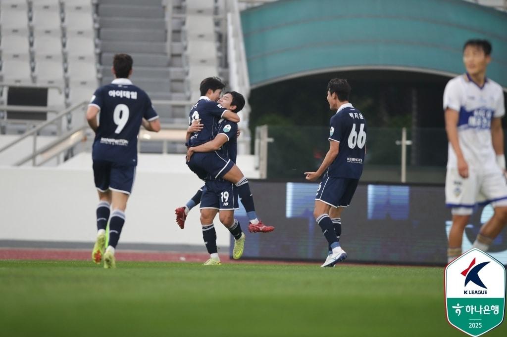 본문 이미지 - K리그2 4위를 차지한 서울이랜드FC. &#40;한국프로축구연맹 제공&#41;
