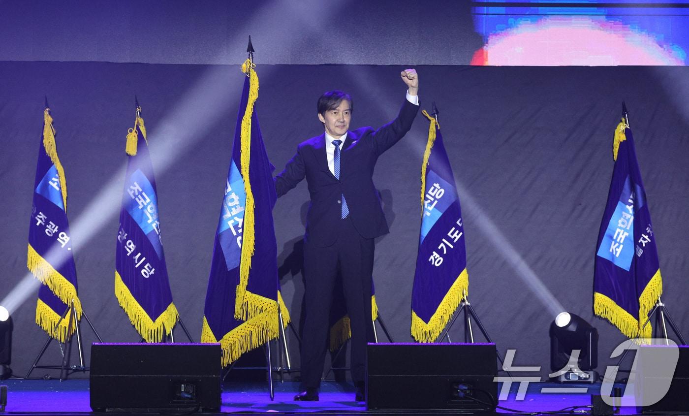조국 신임 조국혁신당 당대표가 23일 충북 청주시 오스코에서 열린 조국혁신당 전국당원대회에서 당기를 들고 당원들에게 인사하고 있다. 2025.11.23/뉴스1 ⓒ News1 신웅수 기자