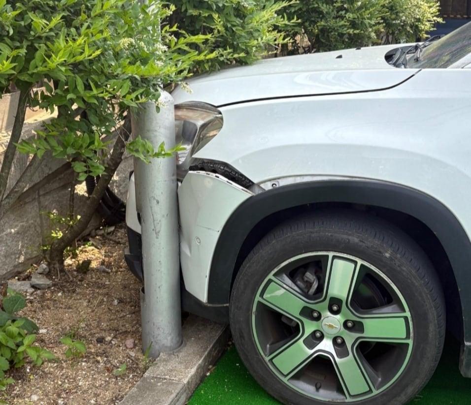 본문 이미지 - 아파트 단지내에서 발생한 접촉사고 이후 운전자의 태도가 큰 논란을 불러일으키고 있다. 당시 사고 모습. 출처=보배드림