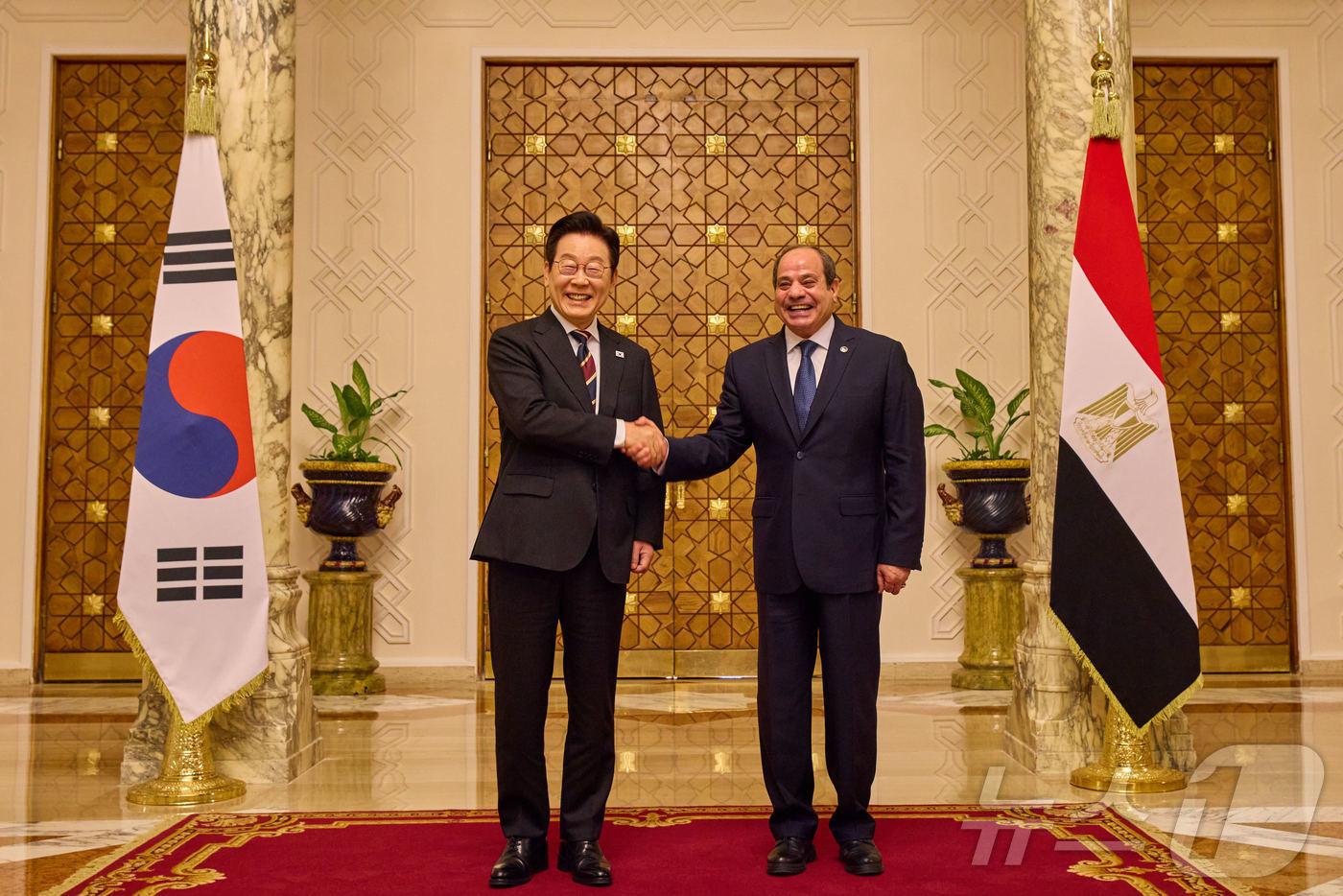 이집트를 공식 방문 중인 이재명 대통령이 20일(현지시간) 카이로 대통령궁에서 열린 공식 환영식에서 압델 파타 알시시 이집트 대통령과 기념촬영을 하고 있다. (대통령실 제공. 재판매 및 DB 금지) 2025.11.23/뉴스1 ⓒ News1 이재명 기자