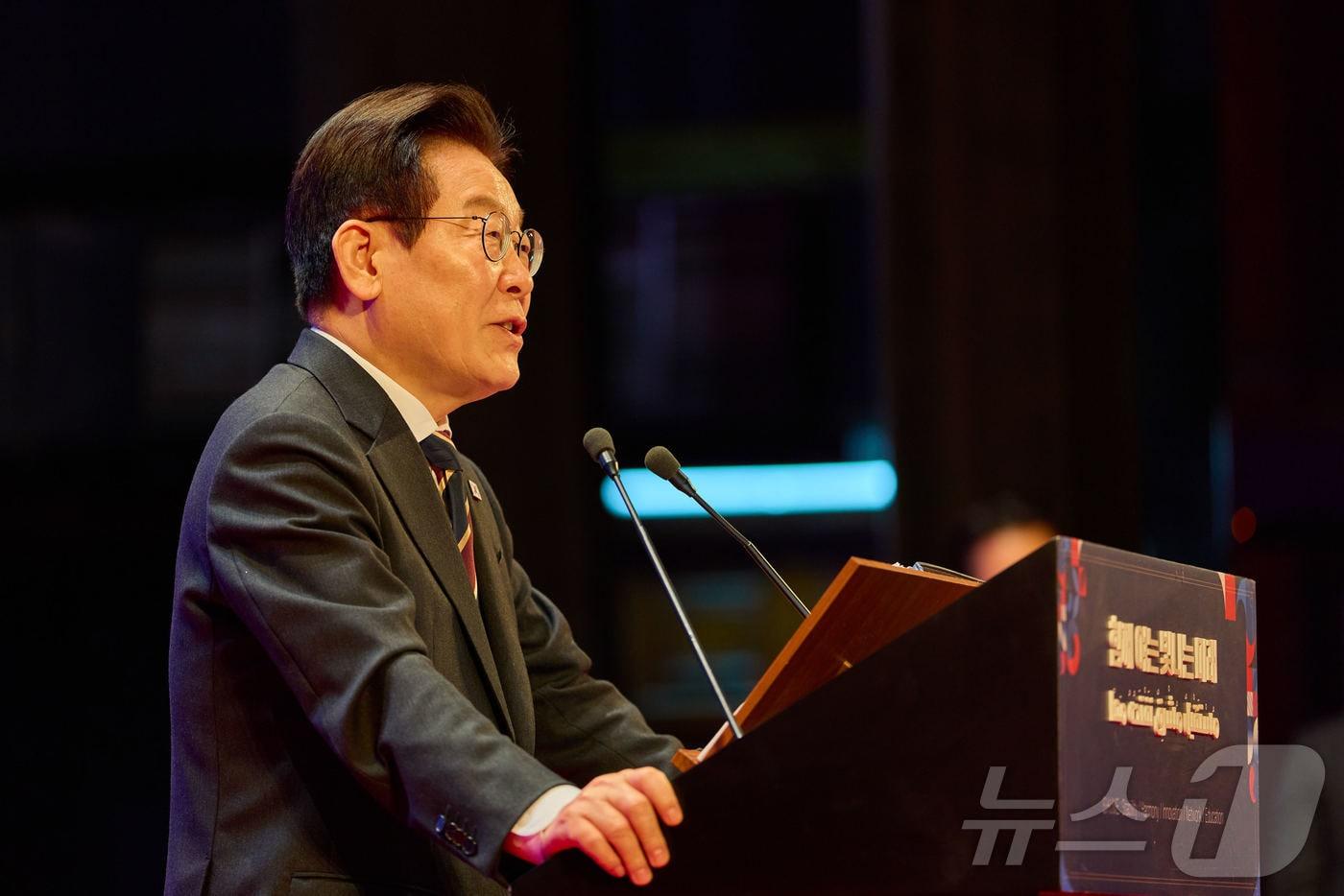 이집트를 공식 방문 중인 이재명 대통령이 20일&#40;현지시간&#41; 카이로대학교에서 &#39;함께 여는 빛나는 미래&#39;라는 주제로 연설하고 있다. &#40;대통령실 제공. 재판매 및 DB 금지&#41; 2025.11.23/뉴스1 ⓒ News1 이재명 기자