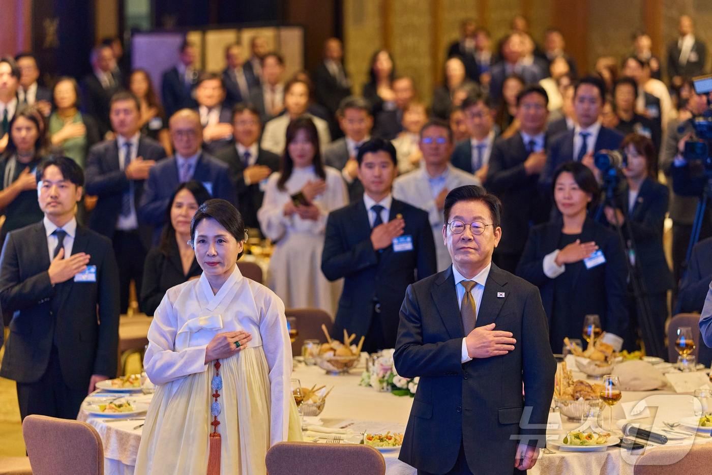 이집트를 공식 방문 중인 이재명 대통령과 김혜경 여사가 20일(현지 시간) 카이로 한 호텔에서 열린 이집트 동포·지상사 간담회에서 국민의례를 하고 있다. (대통령실 제공. 재판매 및 DB 금지) 2025.11.23/뉴스1 ⓒ News1 이재명 기자
