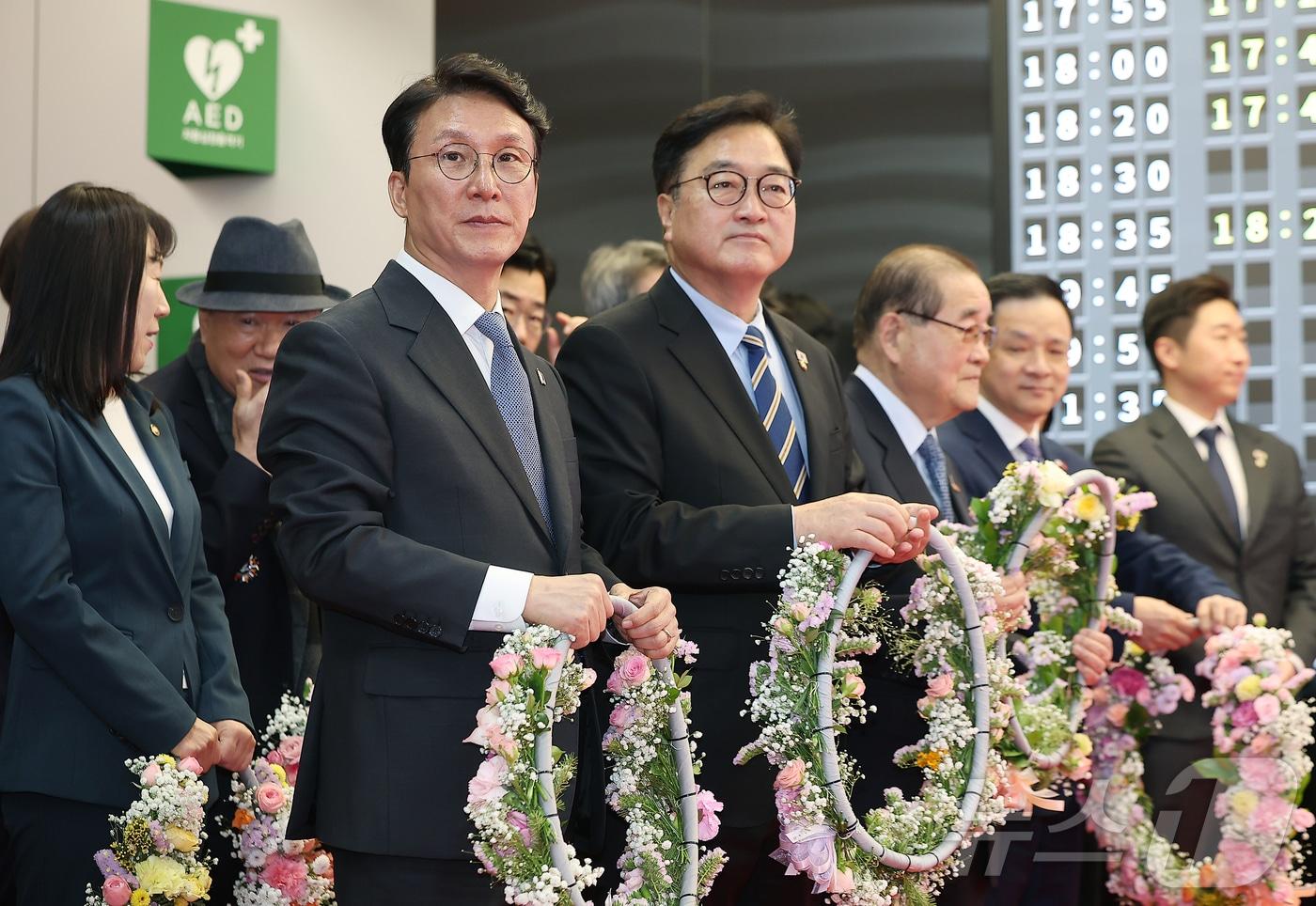 김민석 국무총리와 우원식 국회의장을 비롯한 참석자들이 지난 23일 서울 강서구 김포공항 국제선 청사 입국장에서 열린 &#39;대한민국임시정부 요인 환국 재현&#39; 행사에서 임시정부 요인 후손들에게 꽃목걸이를 걸어주기 위해 도열해 있다. 2025.11.23/뉴스1 ⓒ News1 김진환 기자