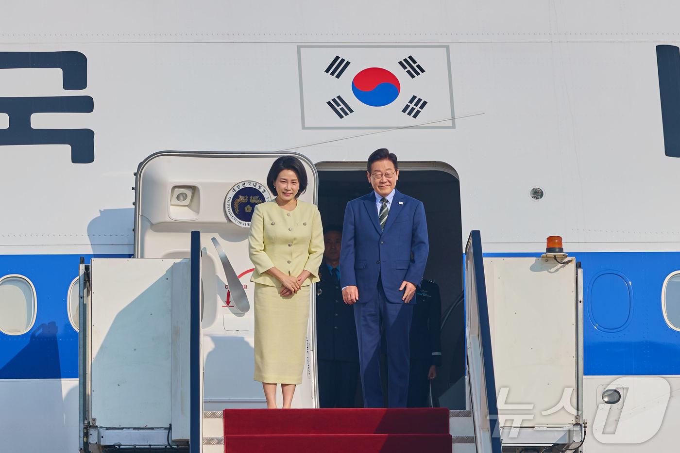 이집트 공식 방문 일정을 마친 이재명 대통령과 김혜경 여사가 21일&#40;현지 시간&#41; 카이로 국제공항에서 남아프리카공화국 요하네스버그로 출발하기 위해 공군 1호기에 탑승해 인사하고 있다. &#40;대통령실 제공. 재판매 및 DB 금지&#41; 2025.11.23/뉴스1 ⓒ News1 이재명 기자