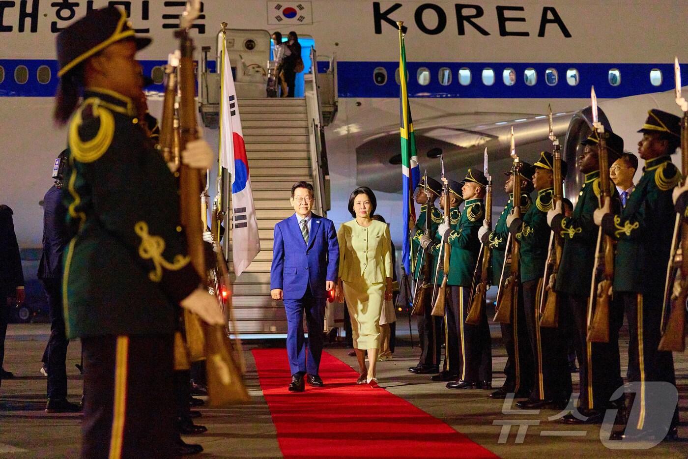 G20 정상회의에 참석하는 이재명 대통령과 김혜경 여사가 지난 21일&#40;현지시간&#41; 남아프리카공화국 요하네스버그 O.R. 탐보 국제공항에 도착해 공군1호기에서 내려 이동하고 있다. &#40;대통령실 제공. 재판매 및 DB 금지&#41; 2025.11.23/뉴스1 ⓒ News1 이재명 기자