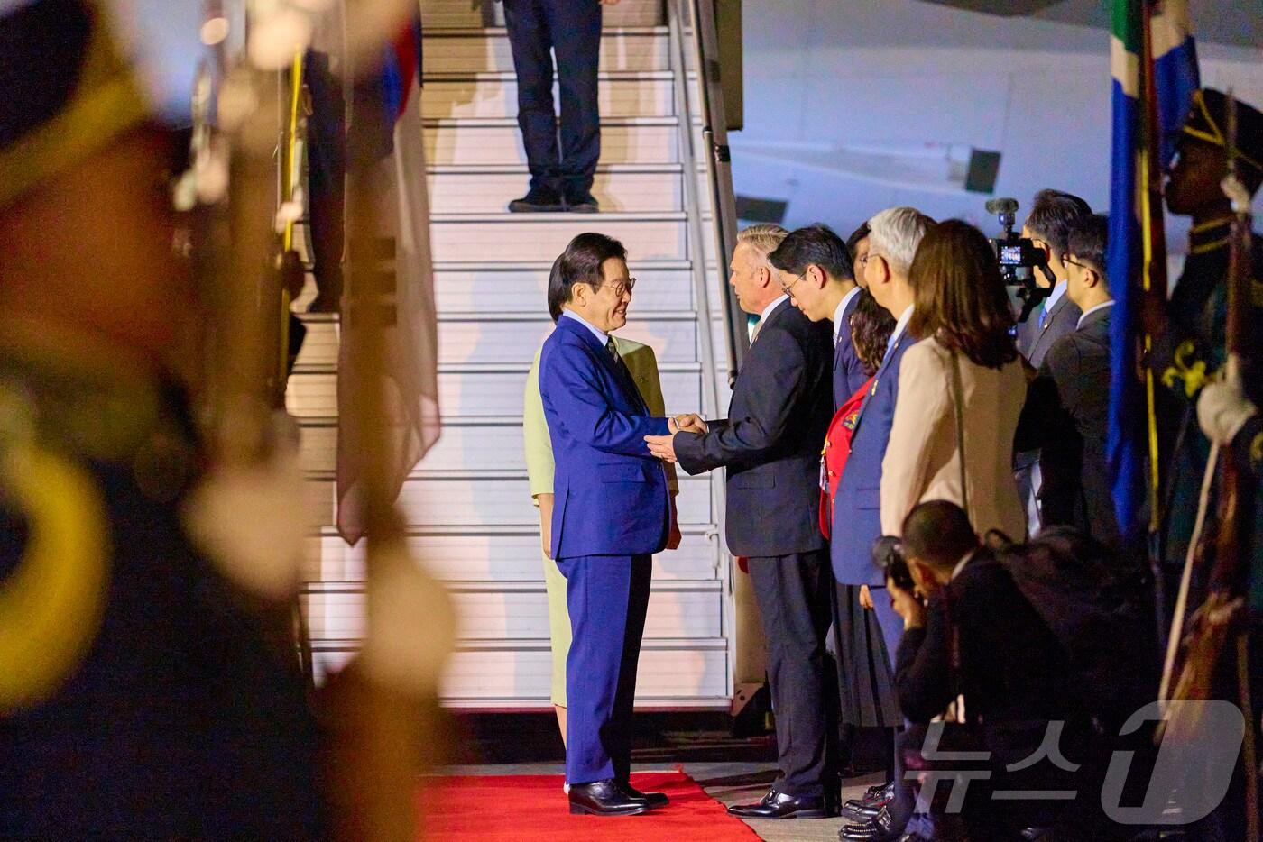 G20 정상회의에 참석하는 이재명 대통령과 김혜경 여사가 21일(현지시간) 남아프리카공화국 요하네스버그 O.R. 탐보 국제공항에 도착해 환영인사들과 악수하고 있다. (대통령실 제공. 재판매 및 DB 금지) 2025.11.23/뉴스1 ⓒ News1 이재명 기자