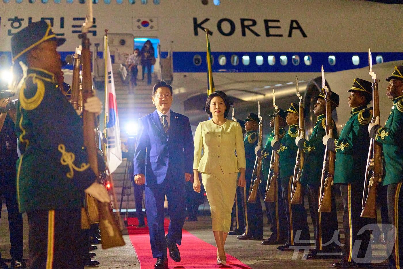 G20 정상회의에 참석하는 이재명 대통령과 김혜경 여사가 21일&#40;현지시간&#41; 남아프리카공화국 요하네스버그 O.R. 탐보 국제공항에 도착해 공군1호기에서 내려 이동하고 있다. &#40;대통령실 제공. 재판매 및 DB 금지&#41; 2025.11.23/뉴스1 ⓒ News1 이재명 기자