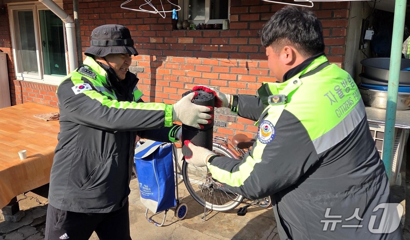 충북 진천 상산자율방범대가 23일 취약가구에 연탄 2000장을 전달했다.&#40;진천군 제공, 재판매 및 DB금지&#41;/뉴스1