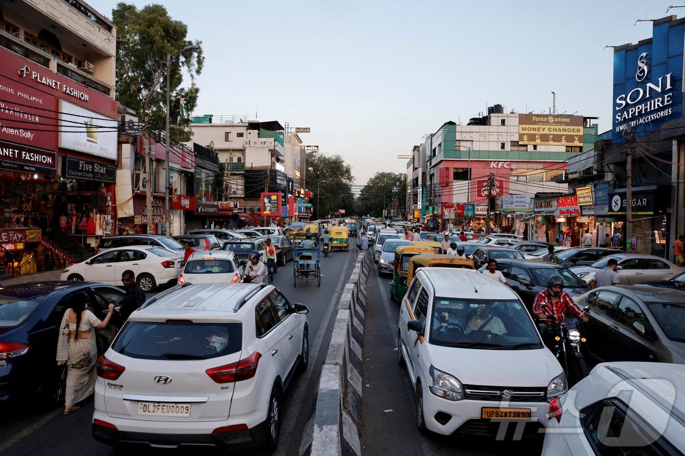 2023년 9월 인도 수도 뉴델리의 거리에 자동차와 이륜차가 가득찬 모습&#40;자료사진&#41;. 2023.09.08. ⓒ 로이터=뉴스1 ⓒ News1 김성식 기자