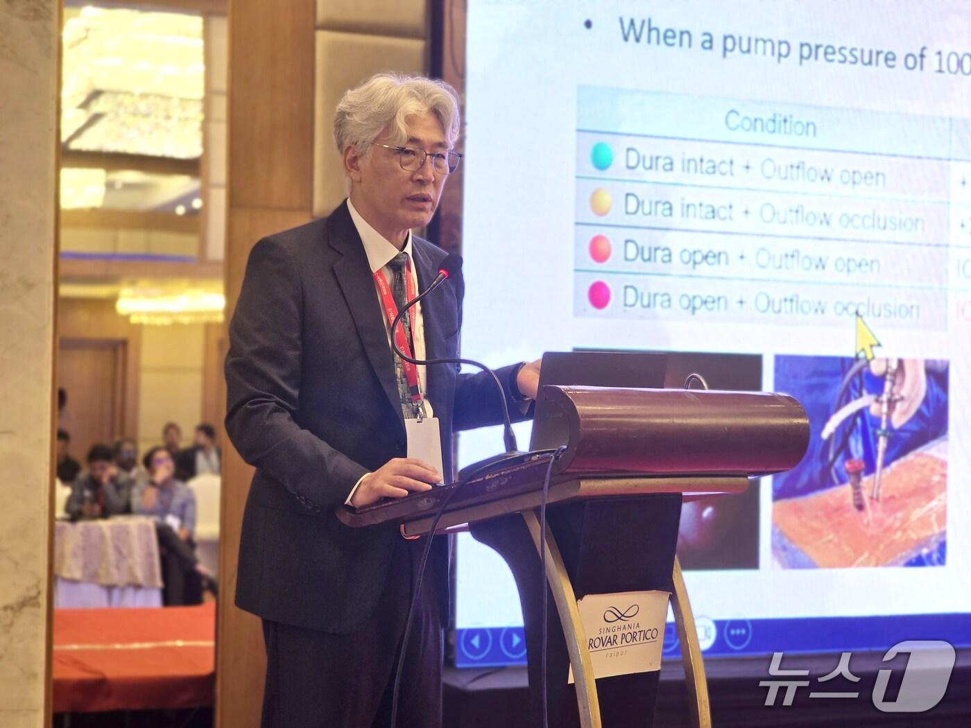 본문 이미지 - 박철웅 대전우리병원장이 인도 라이푸르 국립의학연구소에서 열린 '2025 제3회 인도 양방향 척추 내시경 수술학회'에 참석해 강연하고 있다. (대전우리병원 제공, 재판매 및 DB금지) / 뉴스1