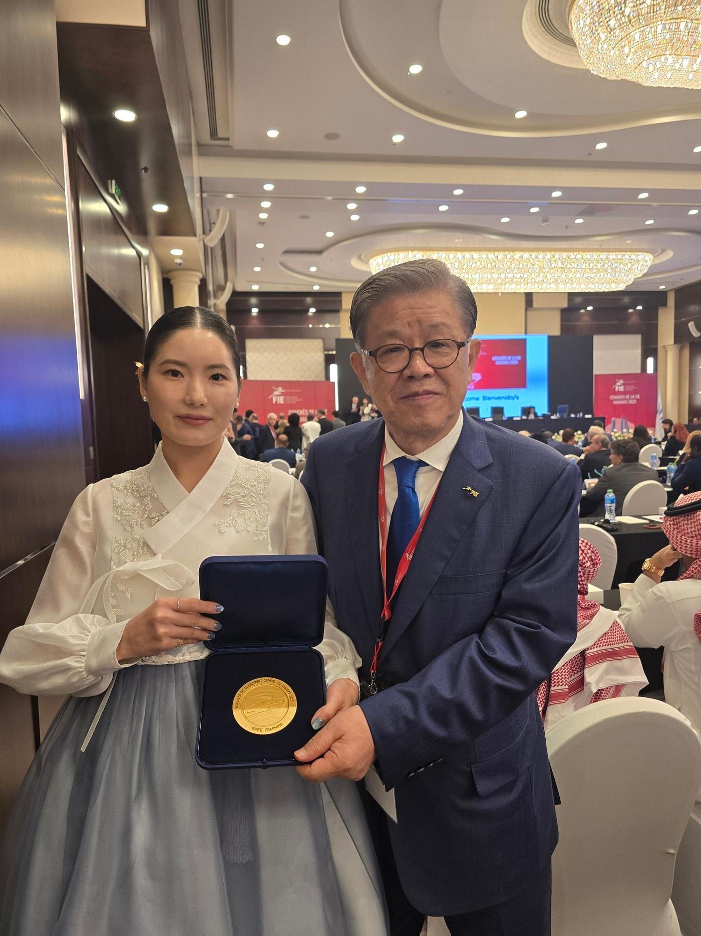 본문 이미지 - 최신원 아시아펜싱연맹 부회장&#40;오른쪽&#41; 여자 에페 간판 송세라. &#40;대한펜싱협회 제공&#41;