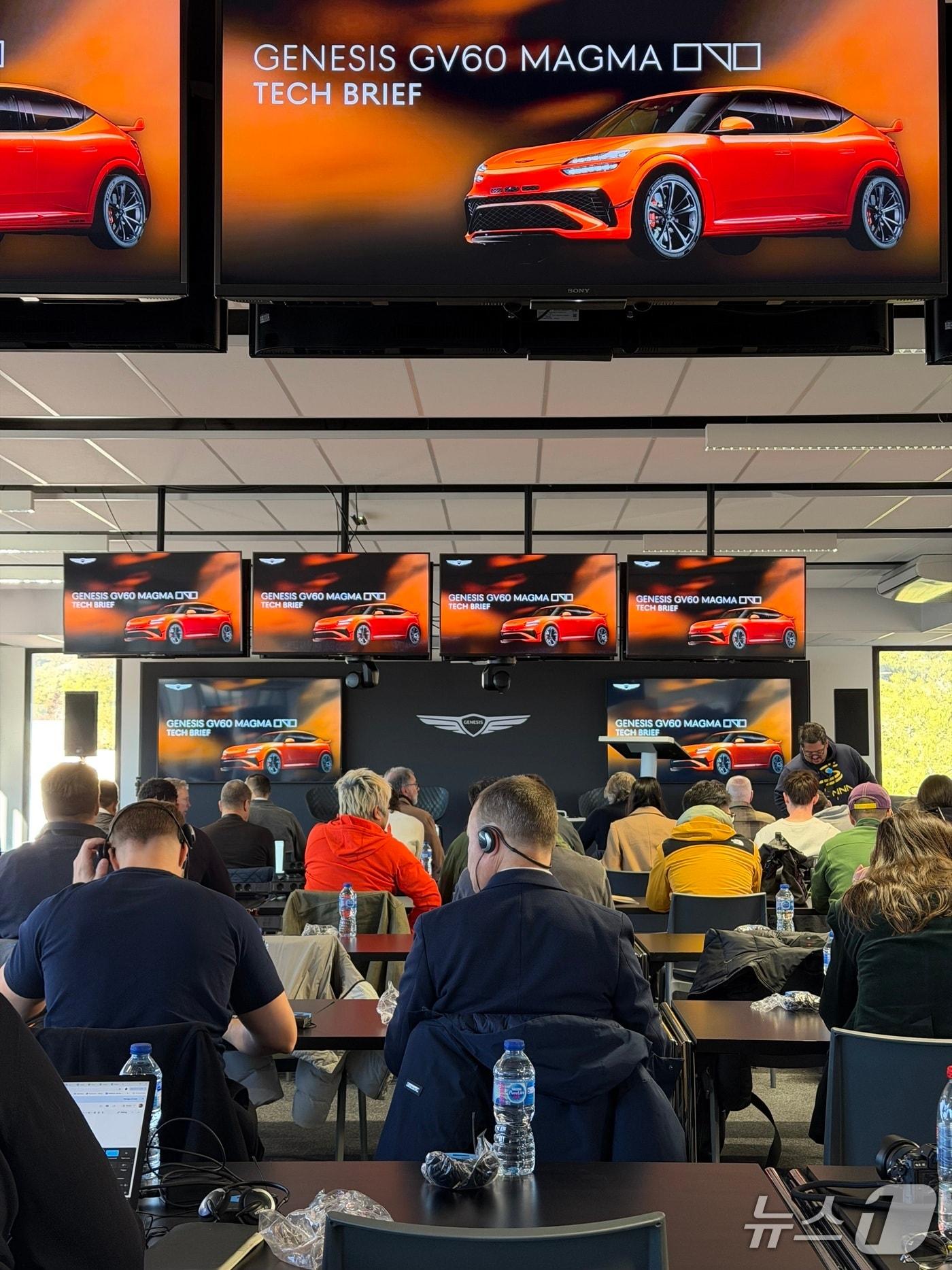 본문 이미지 - 제네시스는 21일&#40;현지시간&#41; 프랑스 남부 르 카스텔레 지역의 &#39;폴 리카르 서킷&#39;&#40;Circuit Paul Ricard&#41;에서 GV60 마그마 테크데이를 개최했다. /뉴스1 이동희 기자 