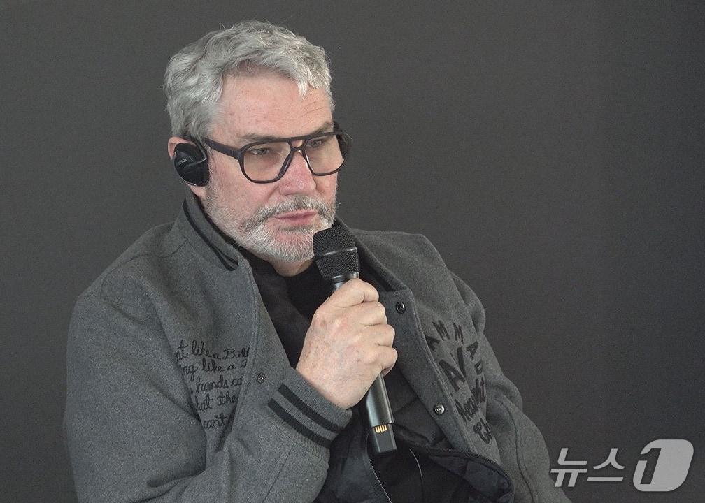 본문 이미지 -  제네시스 경영진은 21일&#40;현지시간&#41; 프랑스 남부 르 카스텔레 지역의 &#39;폴 리카르 서킷&#39;&#40;Circuit Paul Ricard&#41;에서 미디어 라운드 테이블을 개최했다. 사진은 설명 중인 현대차그룹 CDO 겸 COO 루크 동커볼게 사장.&#40;현대차그룹 제공&#41;