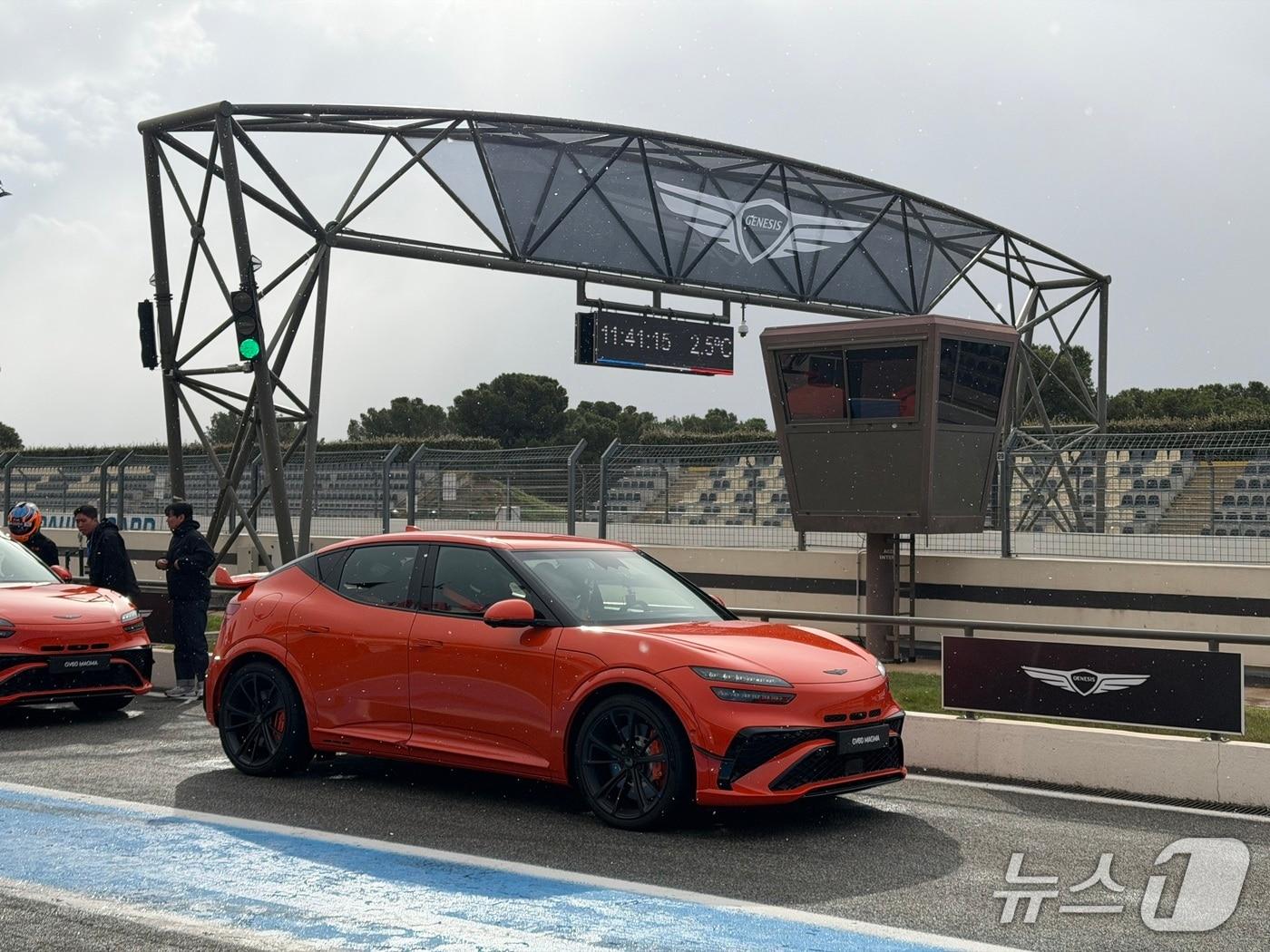 본문 이미지 -  프랑스 폴 리카르 서킷에서 주행 대기 중인 제네시스 GV60 마그마./뉴스1 이동희 기자
