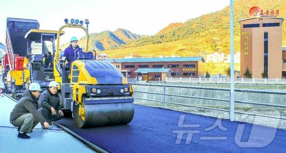 본문 이미지 - &#40;평양 노동신문=뉴스1&#41; = 북한 노동당 기관지 노동신문은 24일 당의 국토관리정책 아래 자강도에서 여러 구간의 도로를 개건했다고 보도했다. [국내에서만 사용가능. 재배포 금지. DB 금지. For Use Only in the Republic of Korea. Redistribution Prohibited] rodongphoto@news1.kr