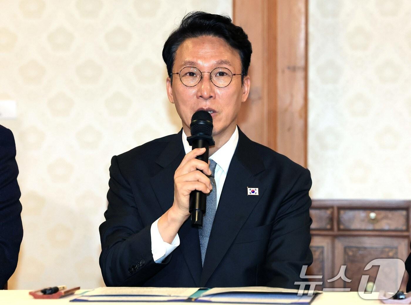 본문 이미지 - 김민석 국무총리가 24일 오전 서울 종로구 총리 공관에서 열린 제1차 정부-종교계 상생협력 원탁회의에서 모두발언을 하고 있다. ⓒ News1 임세영 기자