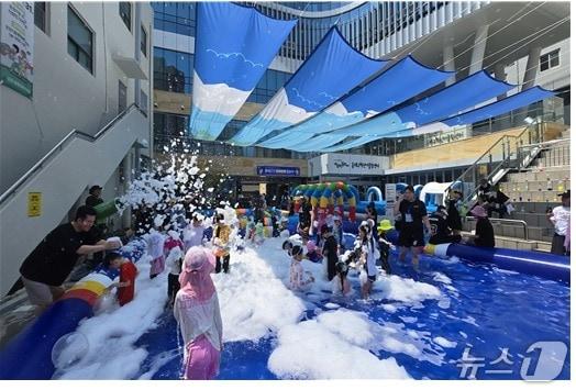 본문 이미지 - 동래구의 지역 자원을 활용한 '빵야빵야 물놀이' 모습.(부산시 제공. 재판매 및 DB금지)