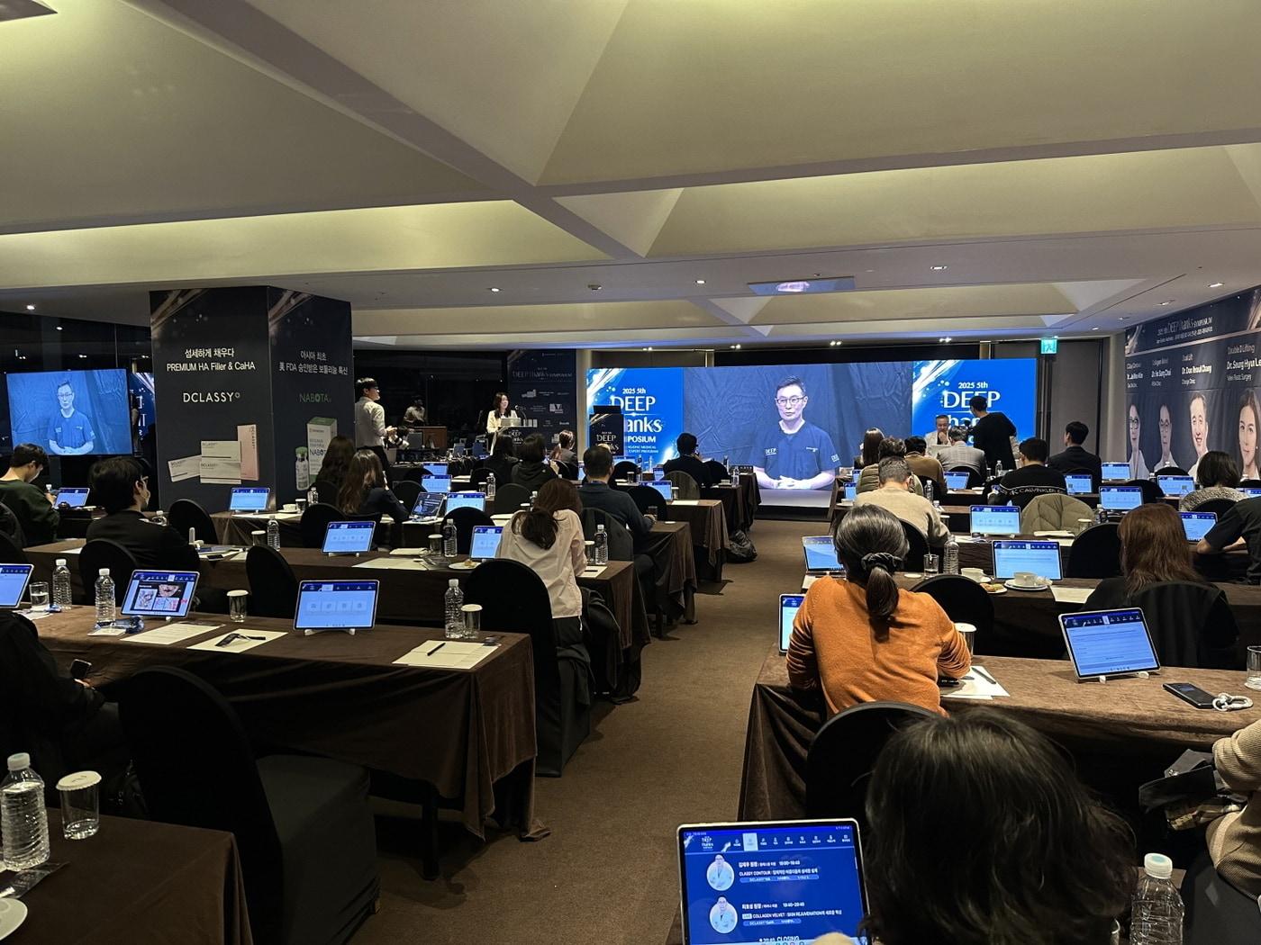 본문 이미지 - 대웅제약과 DNC 에스테틱스가 개최한 딥 심포지엄에서 라이브 시술 이원생중계 프로그램이 운영되고 있다.&#40;대웅제약 제공&#41;/뉴스1