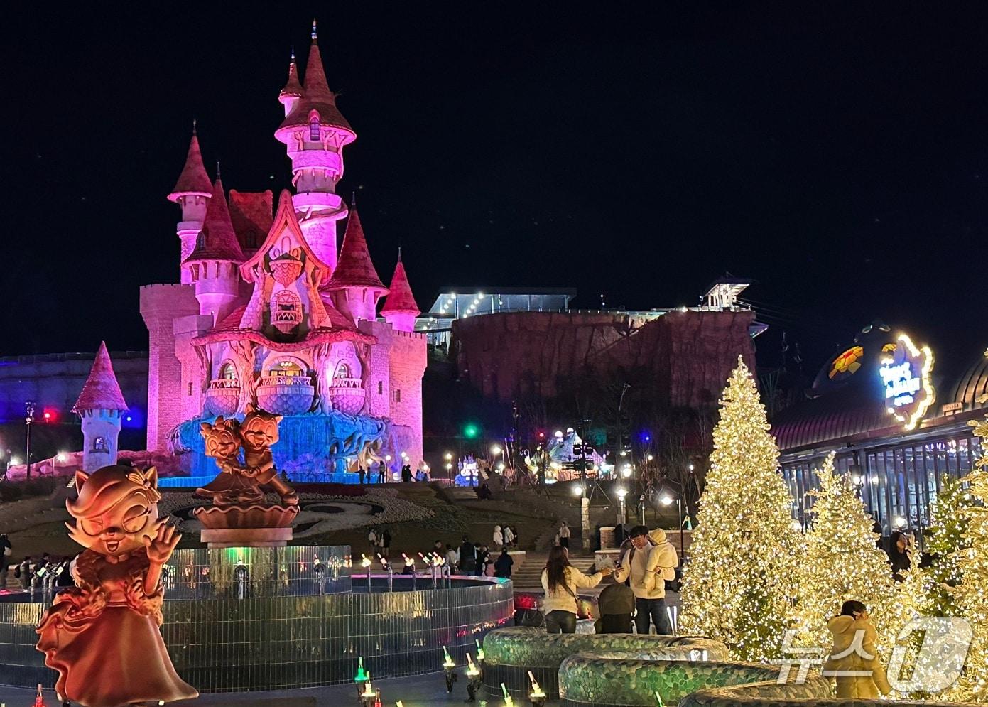 본문 이미지 - 롯데월드 어드벤처 부산은 오는 29일부터 겨울 시즌 축제 '미라클 윈터 포레스트'를 선보인다고 24일 밝혔다. (롯데월드 어드벤처 부산 제공. 재판매 및 DB 금지)