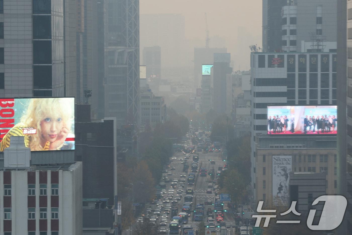 서울 등 수도권 지역의 초미세먼지 농도가 나쁨 수준을 보인 24일 서울 종로구 서울시교육청에서 바라본 도심이 뿌옇게 보이고 있다. 2025.11.24/뉴스1 ⓒ News1 이호윤 기자
