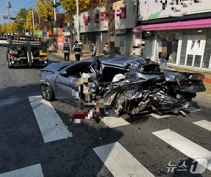 본문 이미지 - 23일 오전 11시21분쯤 경북 구미시 원평동 산업로 교차로에서 택시와 승용차가 충돌, 차량이 형체를 알아볼 수 없을 정도로 부숴졌다.&#40;경북소방본부 제공 재판매 및 DB 금지&#41;2025.11.24/뉴스1