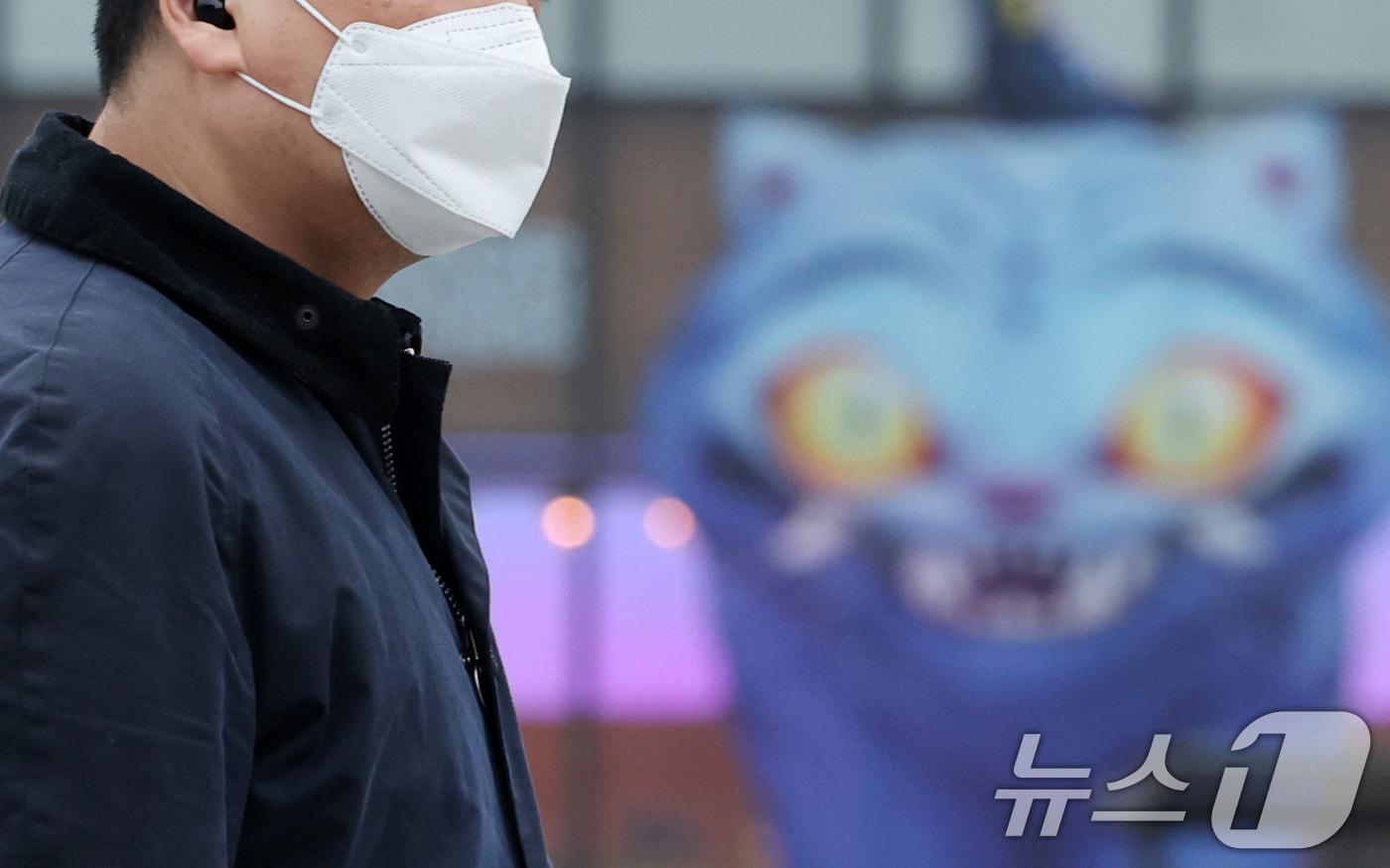 서울 등 수도권 지역의 초미세먼지 농도가 나쁨 수준을 보인 24일 서울 종로구 광화문광장에서 시민들이 마스크를 쓰고 발걸음을 옮기고 있다. 2025.11.24/뉴스1 ⓒ News1 이호윤 기자