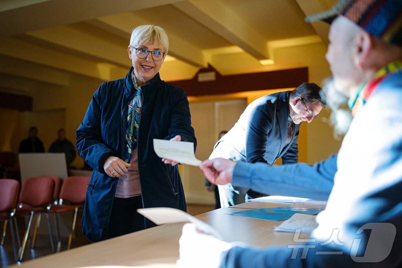 나타사 피르치 무사르 슬로베니아 대통령이 조력사 합법화 법률의 시행 여부를 결정하는 국민투표가 열린 23일&#40;현지시간&#41; 투표소에 도착했다. 2025.11.23. ⓒ AFP=뉴스1 ⓒ News1 이정환 기자