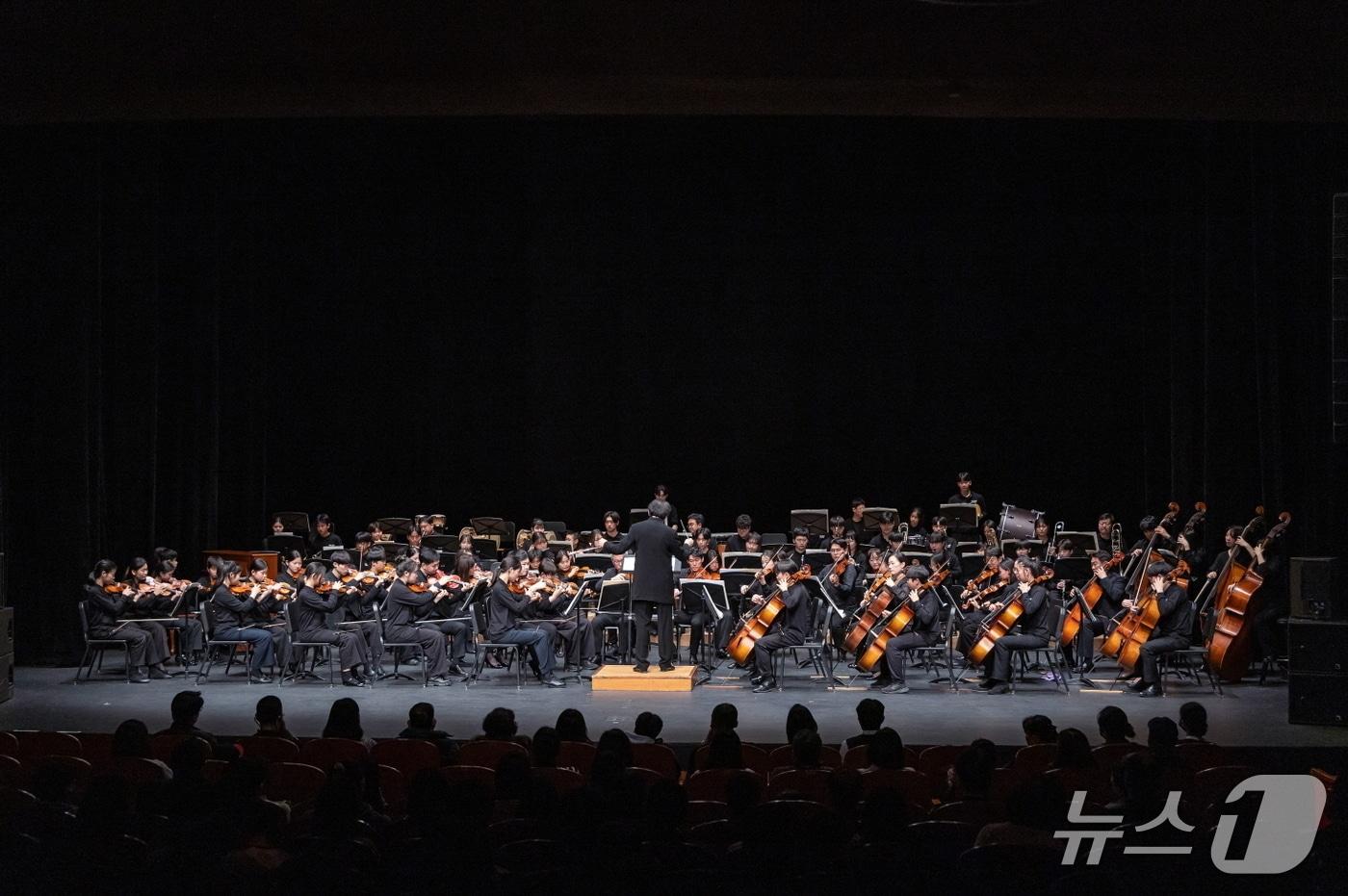 23일 서울 세종문화회관 M씨어터에서 한국토요타자동차가 후원하고 세종문화회관이 주최한 '2025 누구나 꿈나무오케스트라 정기연주회'가 열린 모습(한국토요타자동차 제공). 2025.11.23.