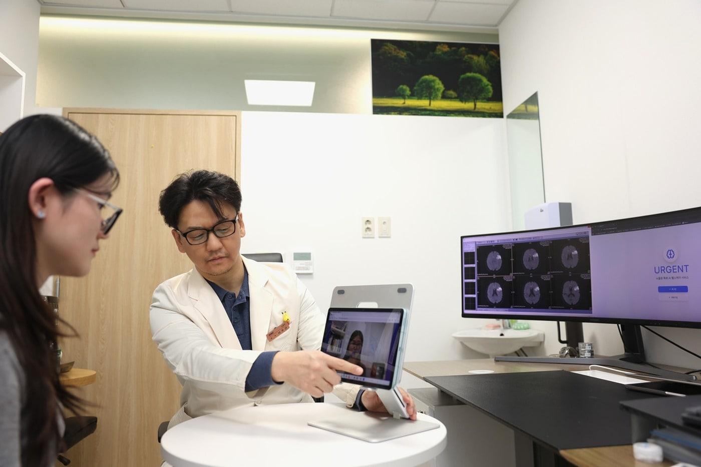 서우근 삼성서울병원 신경과 교수가 AI모델을 시현하고 있다.&#40;삼성서울병원 제공&#41;