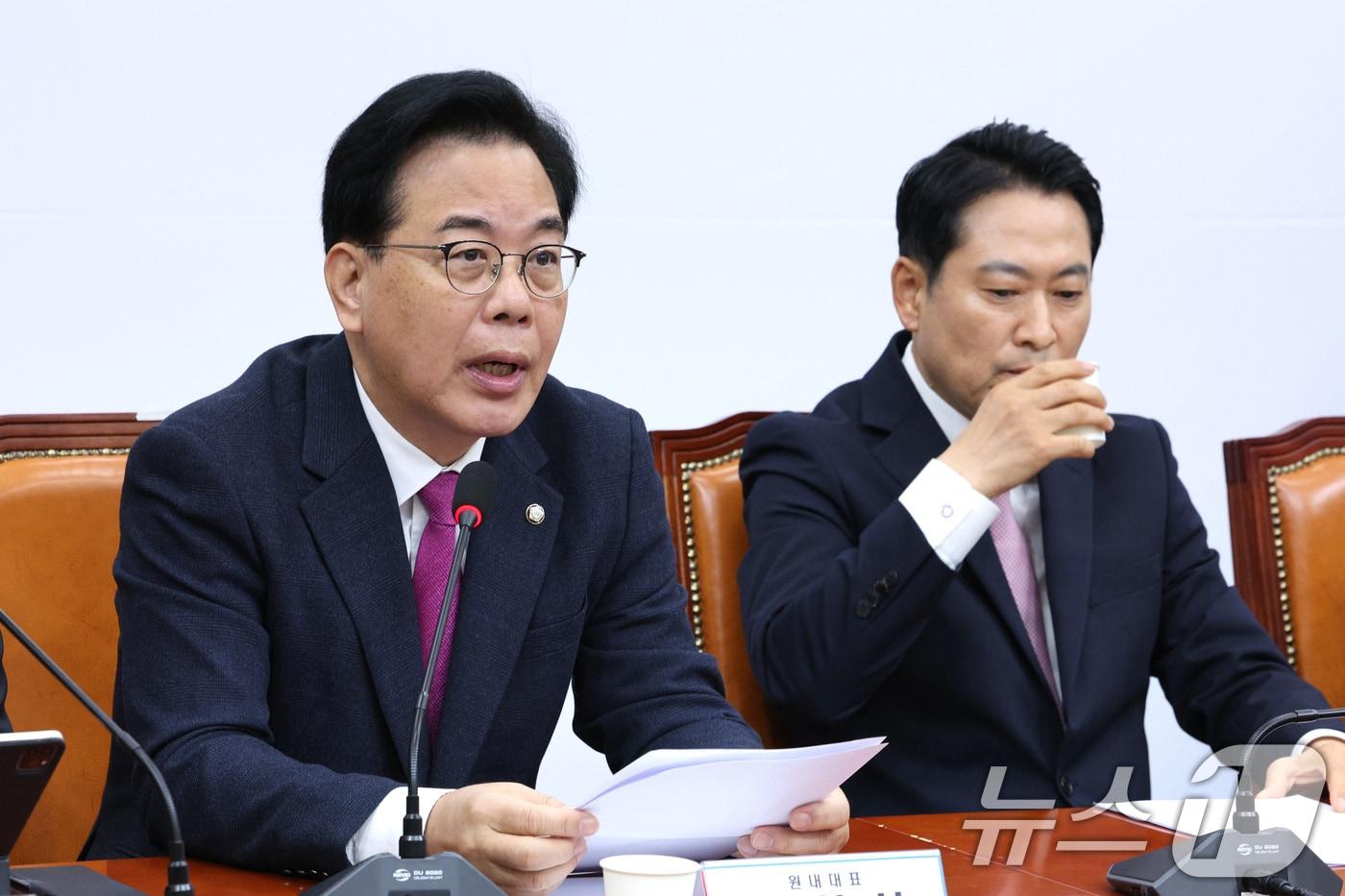 송언석 국민의힘 원내대표가 24일 서울 여의도 국회에서 열린 최고위원회의에서 발언하고 있다. 오른쪽은 장동혁 국민의힘 대표. 2025.11.24/뉴스1 ⓒ News1 신웅수 기자