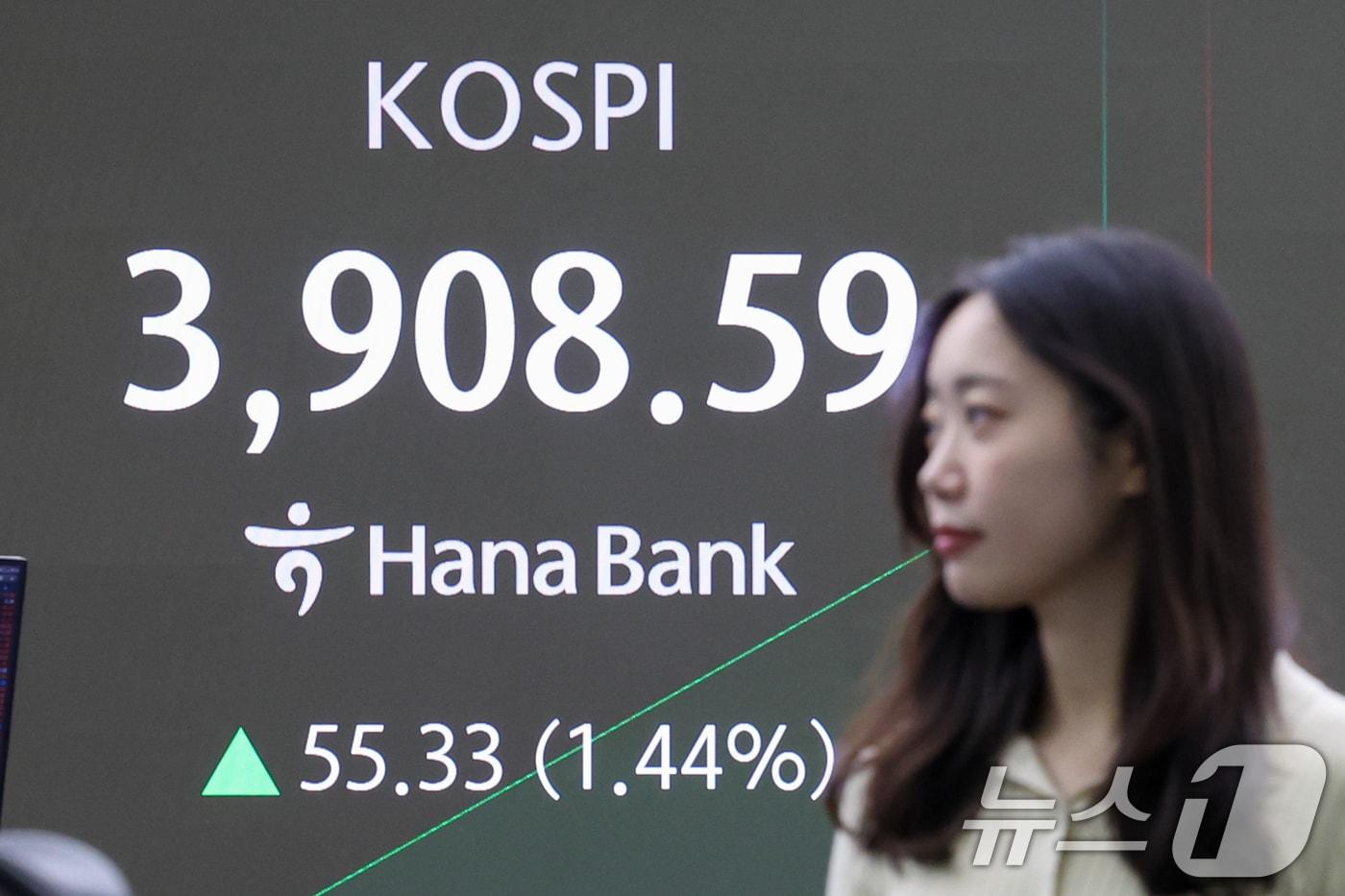 본문 이미지 - 24일 오전 서울 중구 하나은행 본점 딜링룸 전광판에 코스피 지수 개장 후 시황이 나오고 있다. 2025.11.24/뉴스1 ⓒ News1 안은나 기자