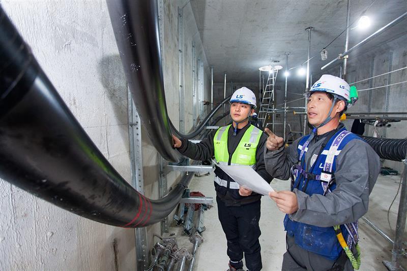 본문 이미지 - LS전선 직원이 세계 최대 송전 용량인 500kV급 HVDC 케이블이 투입되는 '동해안-신가평' 시공 현장을 점검하고 있다.(LS전선 제공)