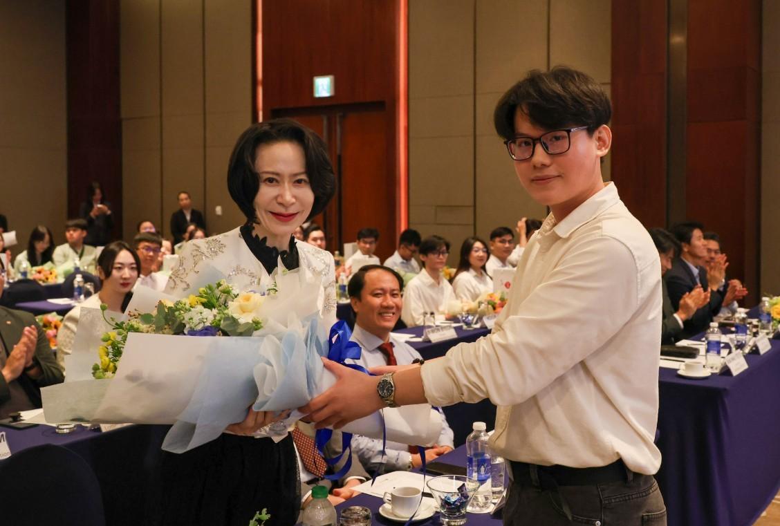 본문 이미지 - 사진왼쪽 장혜선 롯데장학재단 이사장. &#40;롯데장학재단 제공&#41;