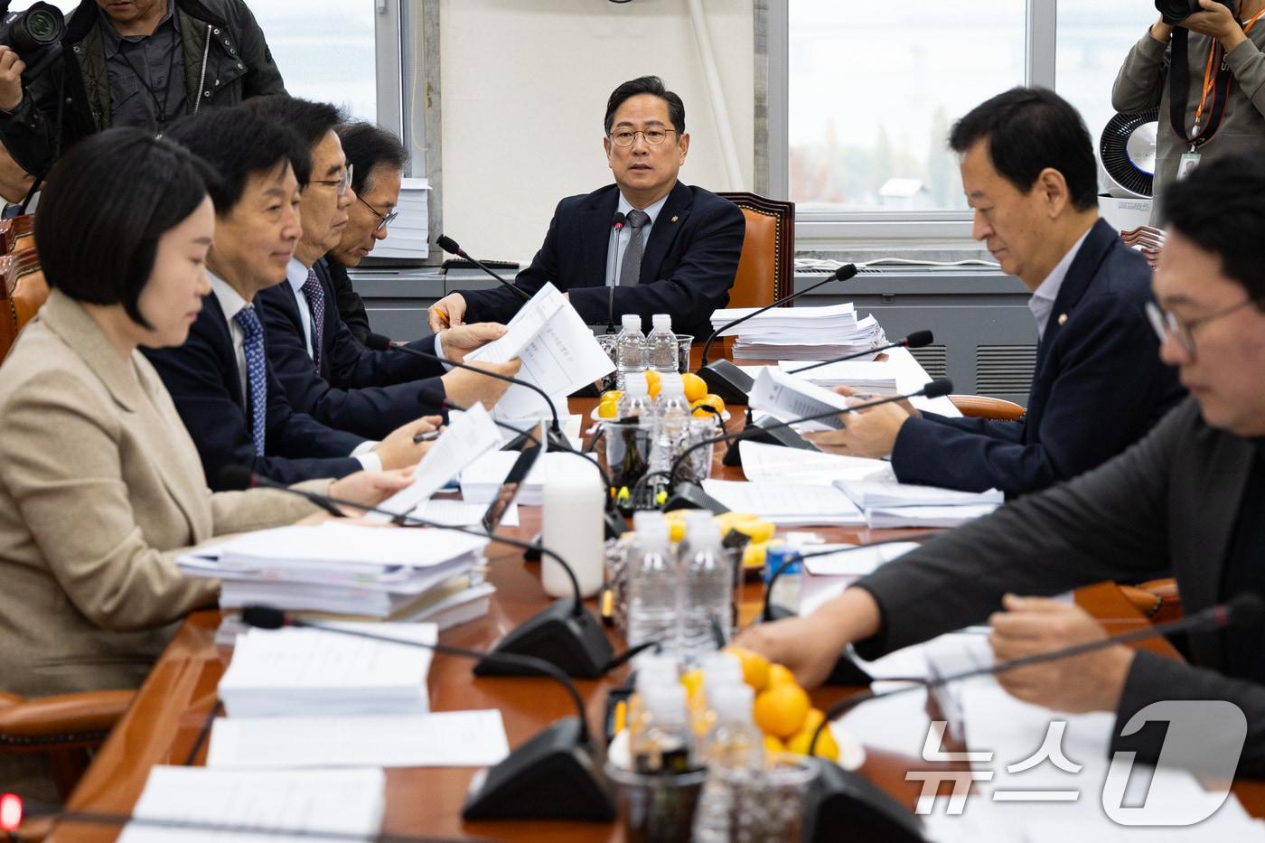 박수영 국회 기획재정위원회 조세소위원장이 24일 서울 여의도 국회에서 열린 제429회 국회&#40;정기회&#41; 제5차 조세소위원회를 주재하고 있다. 2025.11.24/뉴스1 ⓒ News1 유승관 기자