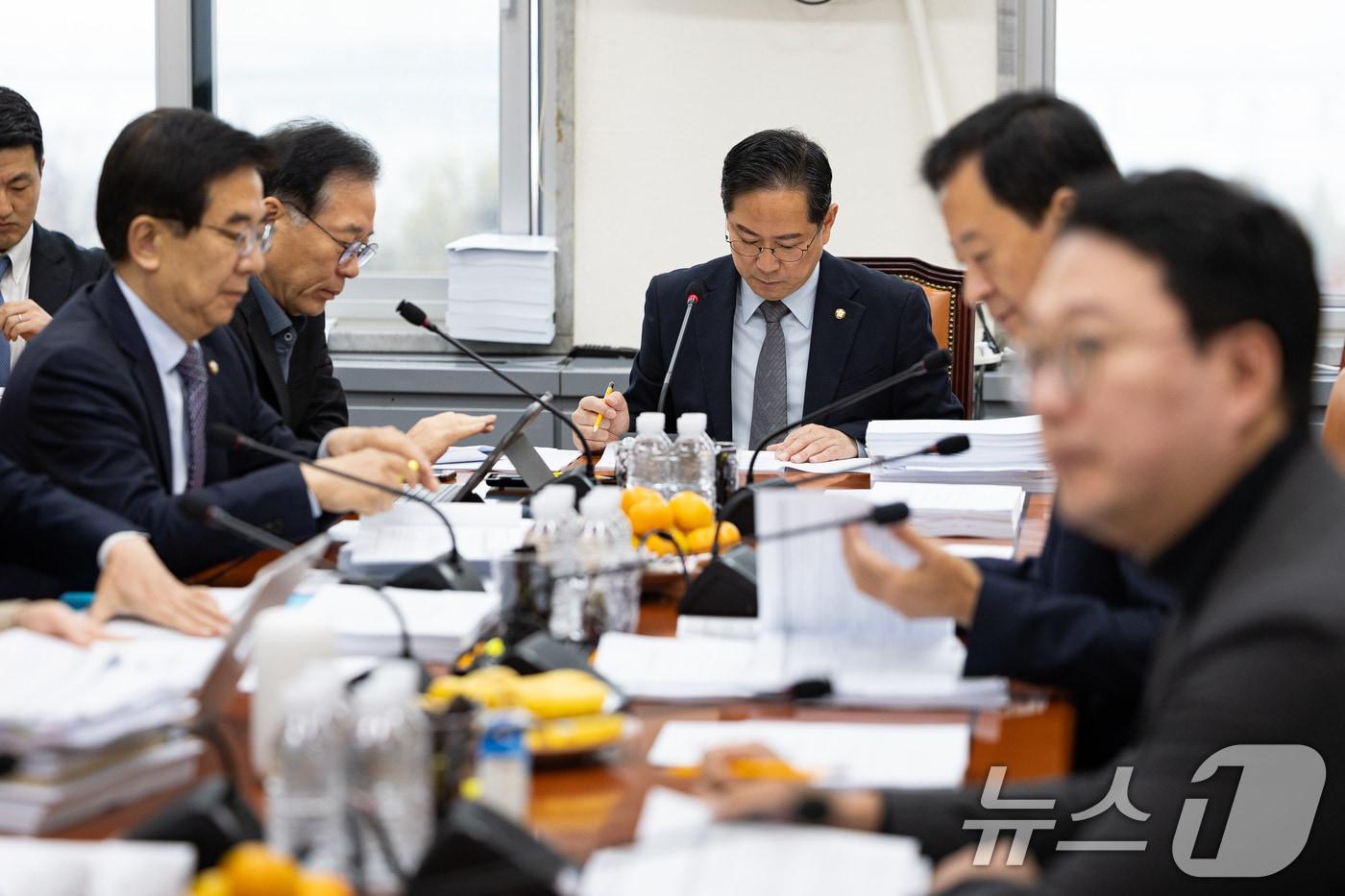 박수영 국회 기획재정위원회 조세소위원장이 24일 서울 여의도 국회에서 열린 제429회 국회&#40;정기회&#41; 제5차 조세소위원회를 주재하고 있다. 2025.11.24/뉴스1 ⓒ News1 유승관 기자