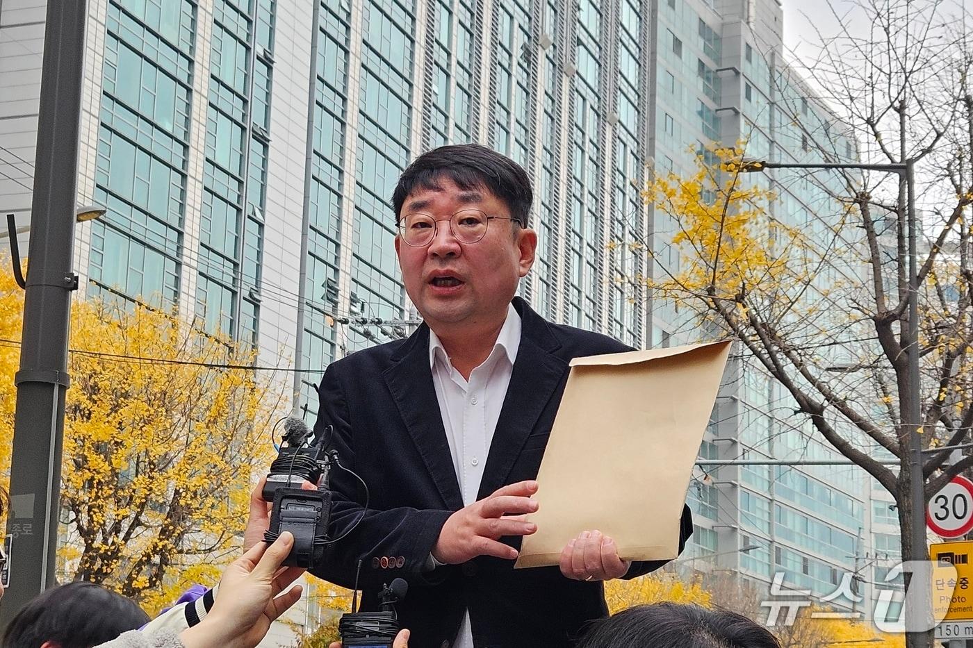 유튜브 '신의한수' 채널을 운영하는 신혜식 씨가 24일 서울 종로구 서울경찰청에서 조사에 앞서 취재진 앞에서 발언하고 있다. 2025.11.24/뉴스1 ⓒ News1 유채연 기자