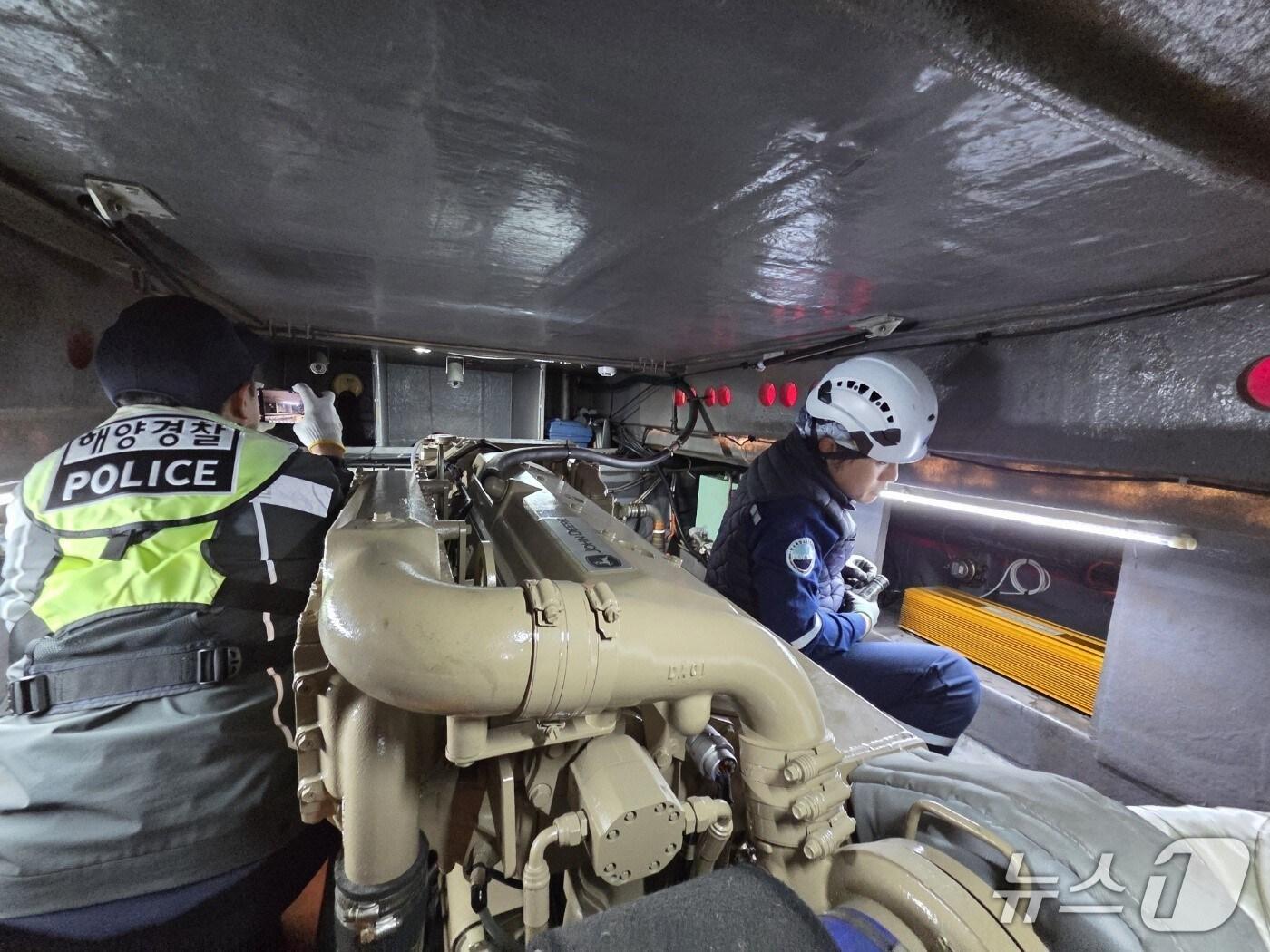 본문 이미지 - 보령해경 관계자들이 겨울철 낚시 어선 합동점검을 진행하고 있다. (보령해경 제공, 재판매 및 DB금지) / 뉴스1