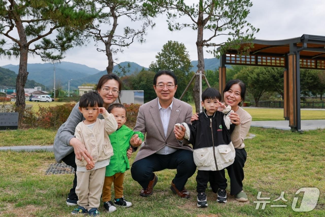 본문 이미지 - 황규철 옥천군수가 어린이집 원생들과 기념 사진을 찍고 있다. &#40;옥천군 제공. 재판매 및 DB금지&#41; /뉴스1