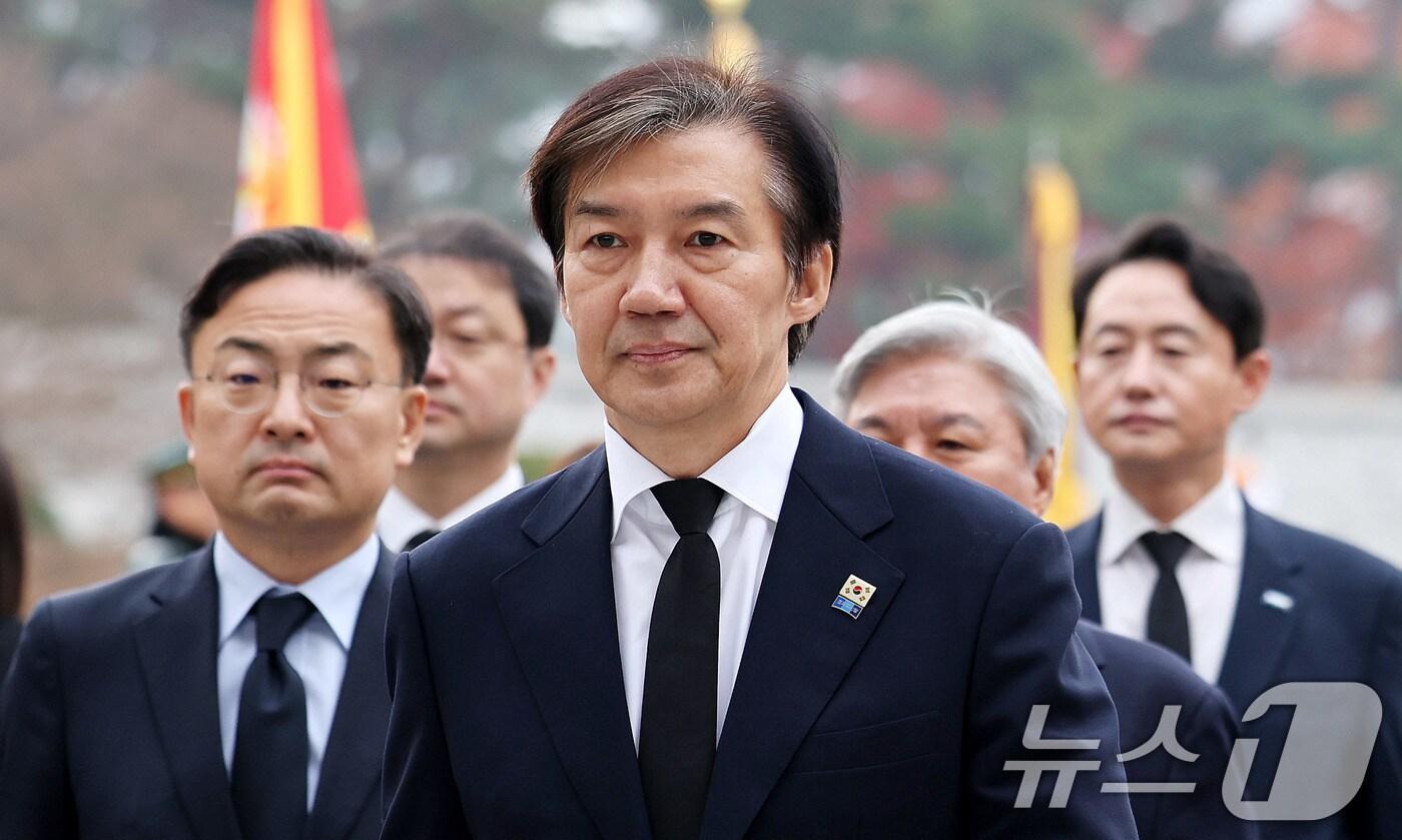 조국 조국혁신당 대표가 24일 서울 동작구 국립서울현충원에서 현충탑 참배를 마친 뒤 이동하고 있다. 2025.11.24/뉴스1 ⓒ News1 박지혜 기자