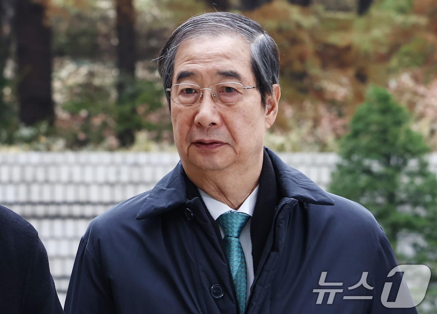 본문 이미지 - 윤석열 전 대통령의 12·3 비상계엄을 적극적으로 말리지 않은 혐의로 재판에 넘겨진 한덕수 전 국무총리가 24일 오전 서울 서초구 서울중앙지방법원에서 열린 내란 우두머리 방조, 내란 중요임무 종사 등 혐의 사건 속행 공판에 출석하고 있다. 2025.11.24/뉴스1 ⓒ News1 김민지 기자