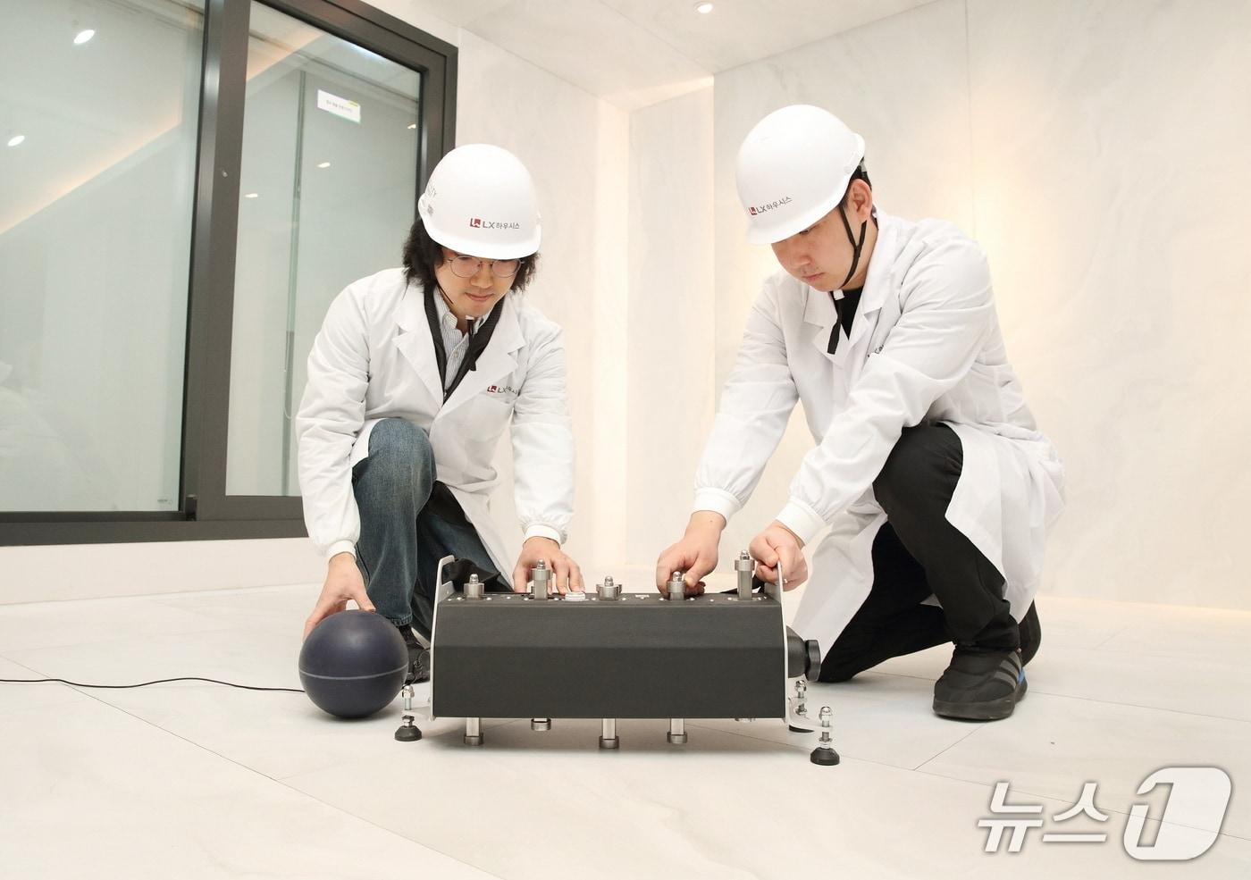 서울 마곡에 위치한 LX하우시스 연구소에서 연구원들이 바닥충격음 테스트를 진행하고 있는 모습 &#40;LX하우시스 제공. 재판매 및 DB금지&#41;