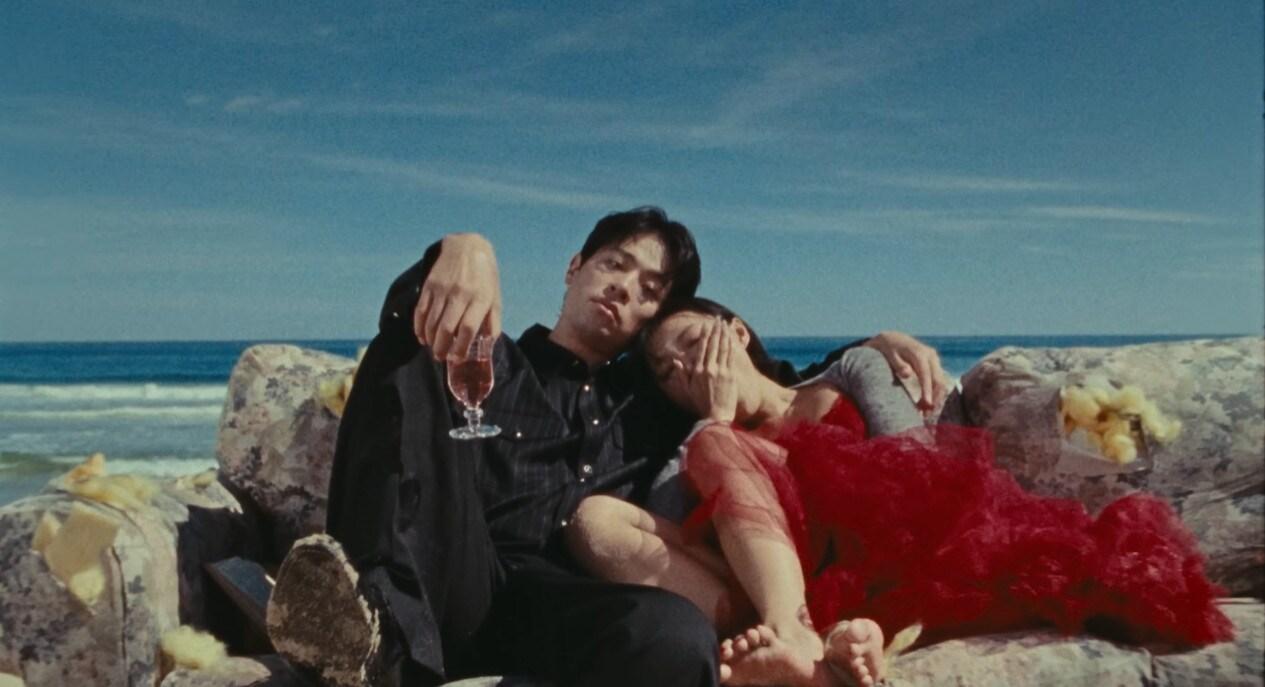 본문 이미지 - 화사와 박정민('굿 굿바이' 뮤직비디오 영상 갈무리)